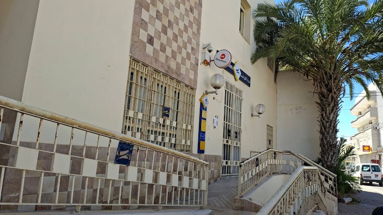 غلق مكتب البريد بكورنيش سوسة ..المدير الجهوي يوضّح 